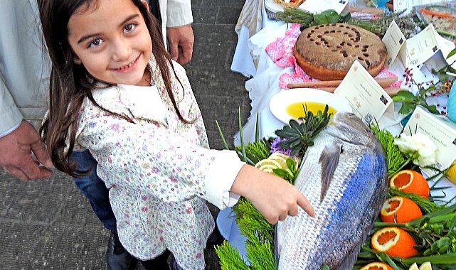 Çeşme'nin "Nişan balığı" geleneği Kültür Sofrası'nda canlandırıldı