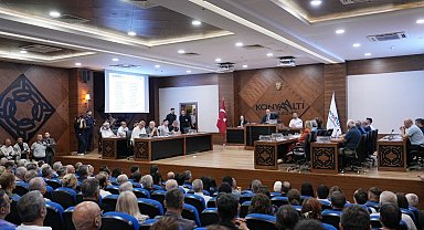CHP'den istifa eden Konyaaltı Belediye Başkanı Kotan'ın katıldığı meclis toplantısında gerginlik yaşandı