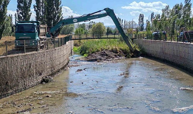 Çiğdemtepe köyünde dere yatağı ıslah çalışmaları sürüyor