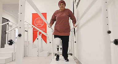 Çırçır makinesine sağ bacağını kaptıran kadın, 15 yıl sonra takılan proteziyle yeni hayatına ilk adımlarını attı