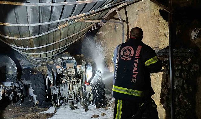 Çivril'de alevler iki tarım aracını kullanılamaz hale getirdi