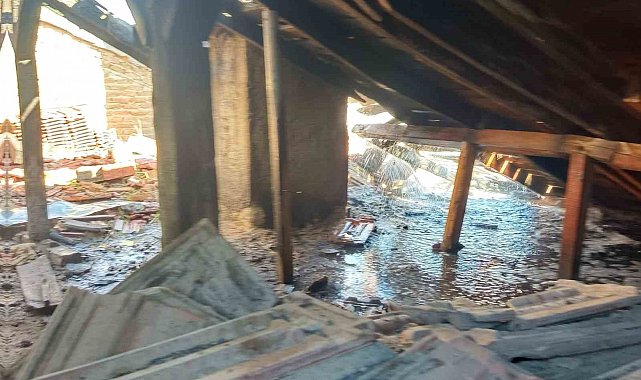 Çivril'de eski belediye binasında yangın çıktı