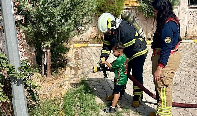 Cizre'de itfaiyecilerden miniklere yangın güvenliği eğitimi