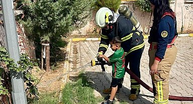 Cizre'de itfaiyecilerden miniklere yangın güvenliği eğitimi