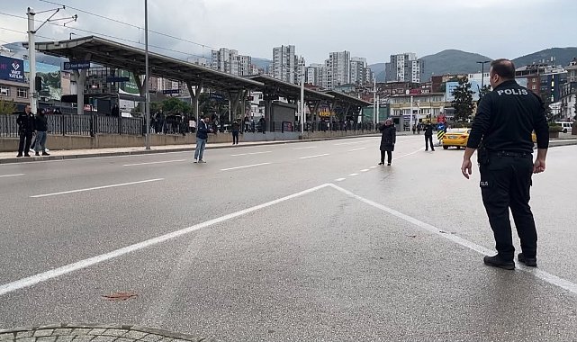 Çocuğunu göremeyen kadın boynuna bıçak dayadı, ekipler ikna etti