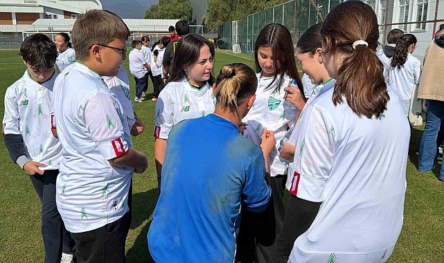 Çocuk taraftarların Boluspor heyecanı: 40 öğrenciye imzalı forma