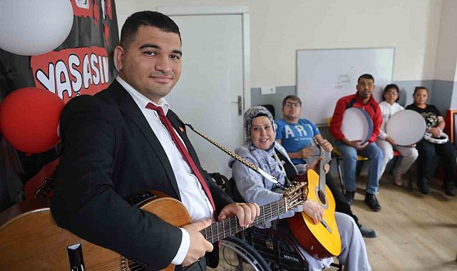 Çocukluğunda oyuncak gitarla müziğe ilgisi başlayan otizmli Ertuğrul, özel bireylere müzik eğitimi vermeye başladı