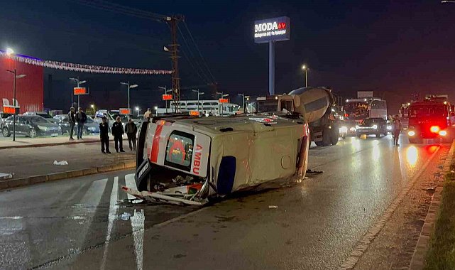 Çorum'da ambulans ile otomobil çarpıştı: 6 yaralı
