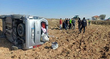 Çorum'da bariyerlere çarpan hafif ticari araç takla attı: 2 yaralı