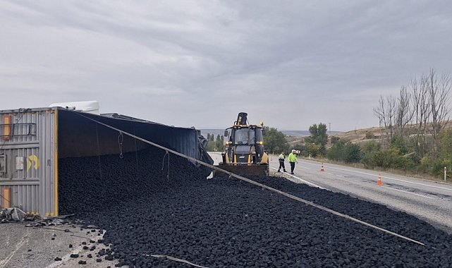 Çorum'da devrilen tırdaki kömürler yola saçıldı