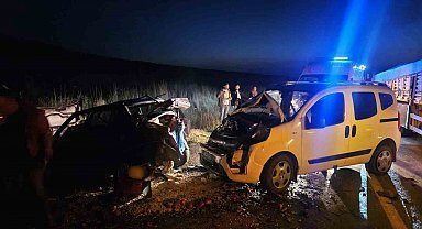 Çorum'da hafif ticari araç ile otomobil çarpıştı: 5 yaralı