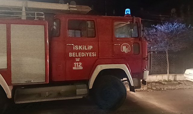 Çorum'da park halindeki araçlara çarpan otomobil takla attı: 1 yaralı
