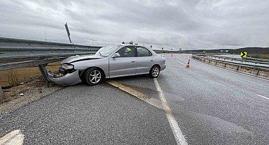 Çorum'da yağış kazayı getirdi, bariyerlere çarpan otomobilin sürücüsü yara almadan kurtuldu