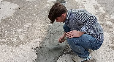 Çukurlu yolu vatandaşlar beton dökerek düzeltmeye çalıştı