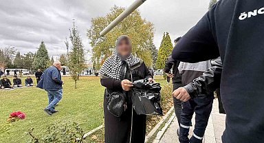 Cuma namazı çıkışında çöp poşeti ile dilendi
