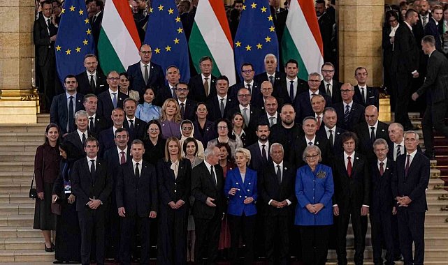 Cumhurbaşkanı Yardımcısı Yılmaz, Macaristan'da liderlerle aile fotoğrafında yer aldı