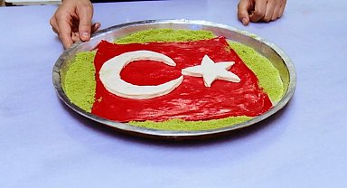 Cumhuriyet Bayramı'na özel ay yıldızlı katmer