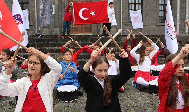 Cumhuriyet coşkusu Diyarbakır'ın tarihi surlarında yankılandı