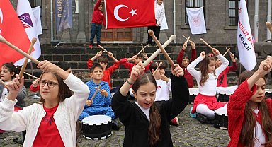 Cumhuriyet coşkusu Diyarbakır'ın tarihi surlarında yankılandı