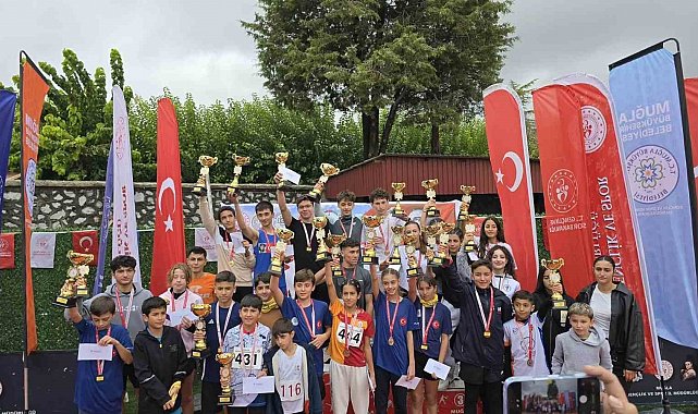 Cumhuriyet koşusunda dereceye girenler ödüllerini aldı