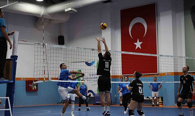 Cumhuriyet Kupası'nda büyükşehir personeli sahada buluştu