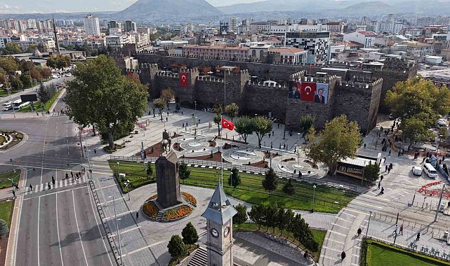 Cumhuriyet Meydanı'nın çehresi değişiyor