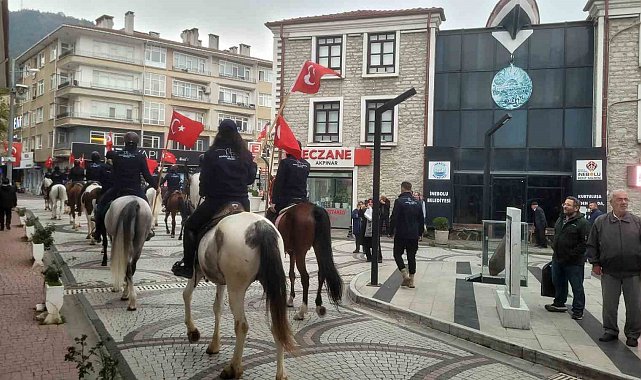 Cumhuriyet'in 103'üncü yıl dönümünde tarihi İstiklal Yolu'nu atlarla geçiyorlar