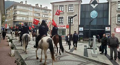 Cumhuriyet'in 103'üncü yıl dönümünde tarihi İstiklal Yolu'nu atlarla geçiyorlar