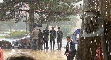 Cumhuriyetin 103. yılında yağmur altında çelenk sunuldu
