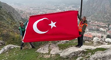 Dağda çöp toplayıp bayrak açtılar