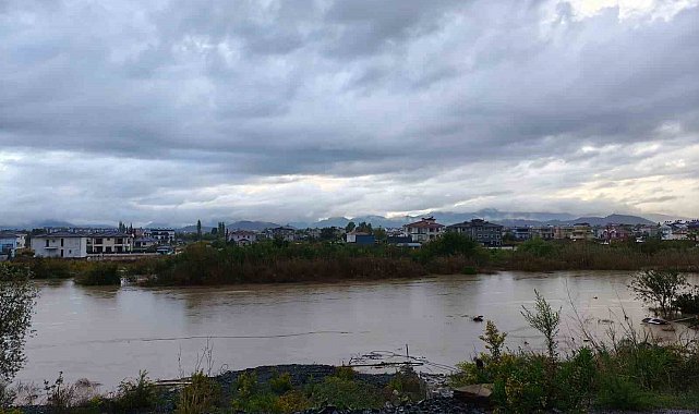 Dalaman'da sağanak yağış yolları göle çevirdi, Tersakan çayı taştı