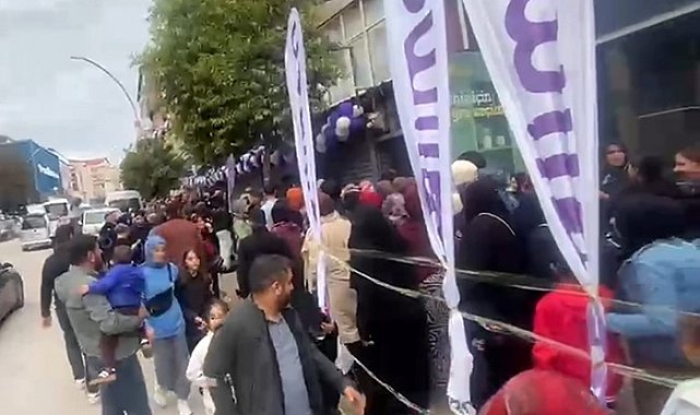 Darıca'da indirim izdihamı trafiği aksattı