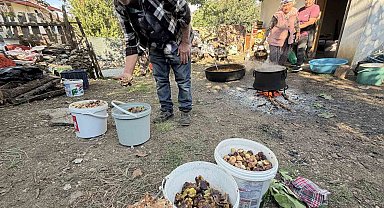 Dedelerinden miras kalan yöntemle yapıyorlar: Kuruttukları incirleri bozulmaması için kekikli kazanda kaynatıyorlar