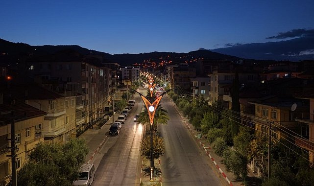 Denizli Büyükşehir, 10 kilometrelik hat ve 247 yeni direkle şehrin güzelliğine güzellik kattı