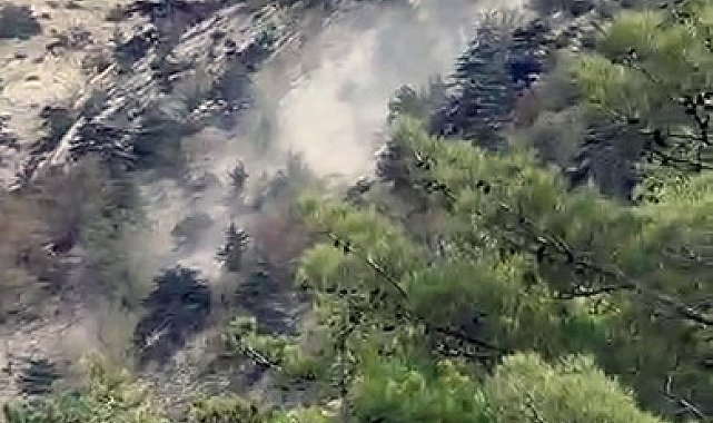 Deprem sırasında yamaçtan kopan kaya kütlesi paniğe neden oldu