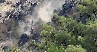 Deprem sırasında yamaçtan kopan kaya kütlesi paniğe neden oldu
