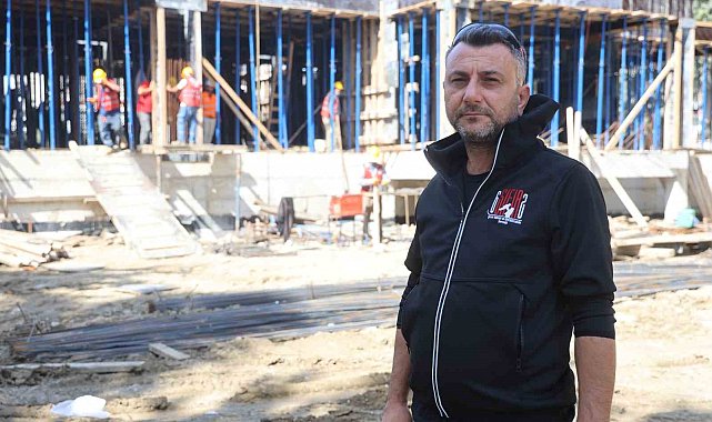 Depremde 2 evladını ve eşini kaybeden baba, 'Yeter ki çocuklar yaşasın' sloganıyla çıktığı yolda 5 eğitim yuvasının inşasını sürdürüyor