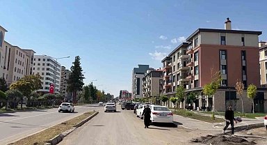 Depremin izlerini taşıyan cadde ve sokaklar yeniden hayat buldu