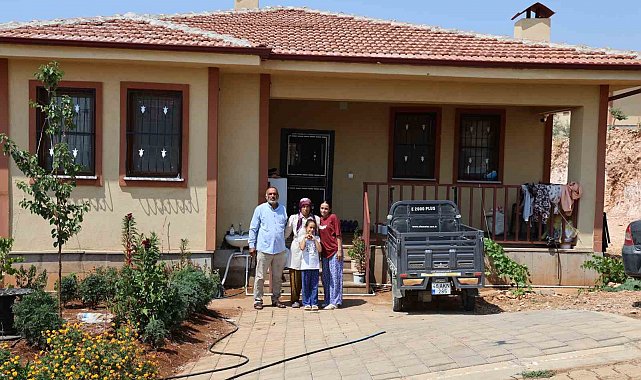 Depremzede aile yeni köy evinde hayata yeniden tutundu