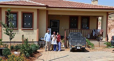 Depremzede aile yeni köy evinde hayata yeniden tutundu