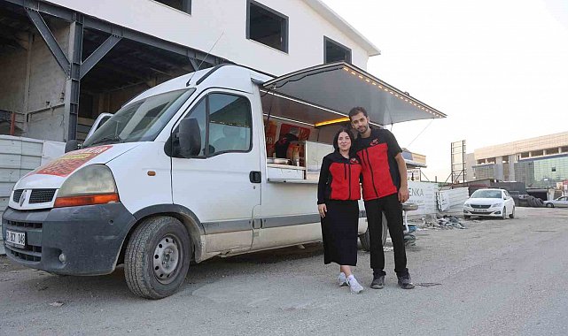 Depremzede çiftin ata mirası ağızları tatlandıran lezzetleri mobil tatlıcıyla kentin dört bir yanına ulaşıyor