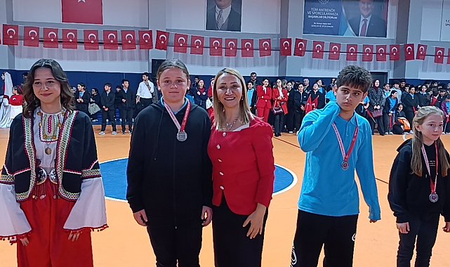 Derece giren öğrenciler ödüllerini aldı