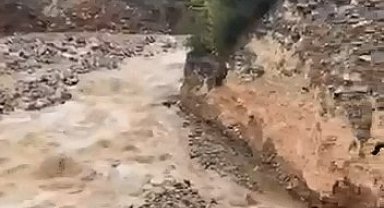 Derede heyelan anı kameraya yansıdı