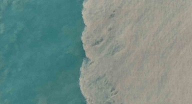 Derelerden akan sular Akdeniz'i kahverengiye çevirdi