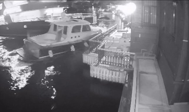 Derin Mermerci'nin Boğaz'da bulunan tarihi yalısına yolcu vapuru çarptı... O anlar kamerada
