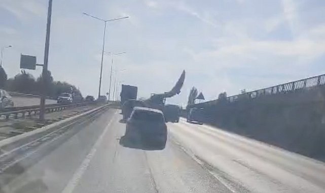 Dev rüzgar türbini kanadı trafiği yavaşlattı