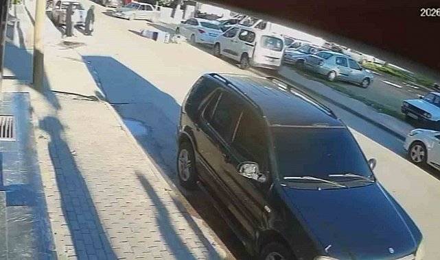Devrilen motokurye metrelerce sürüklenip otomobile çarptı: O anlar kamerada