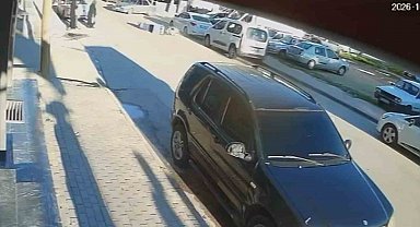 Devrilen motokurye metrelerce sürüklenip otomobile çarptı: O anlar kamerada