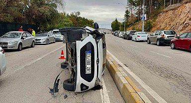 Devrilen otomobilden şans eseri burnu bile kanamadan çıktı