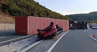 Devrilen tır yolu ulaşıma kapadı